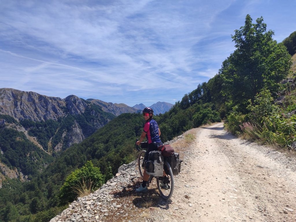 Trainerin Desiree in Bosnien beim Bikepacking auf dem Gravel Rad mit viel Gepäck.
